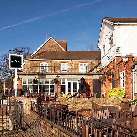 Sunday London Staines-Upon-Thames Heathrow T5 Ξενοδοχείο Εξωτερικό φωτογραφία