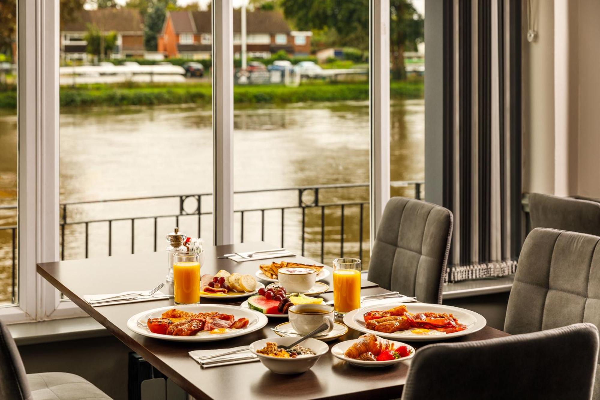 Sunday London Staines-Upon-Thames Heathrow T5 Ξενοδοχείο Εξωτερικό φωτογραφία