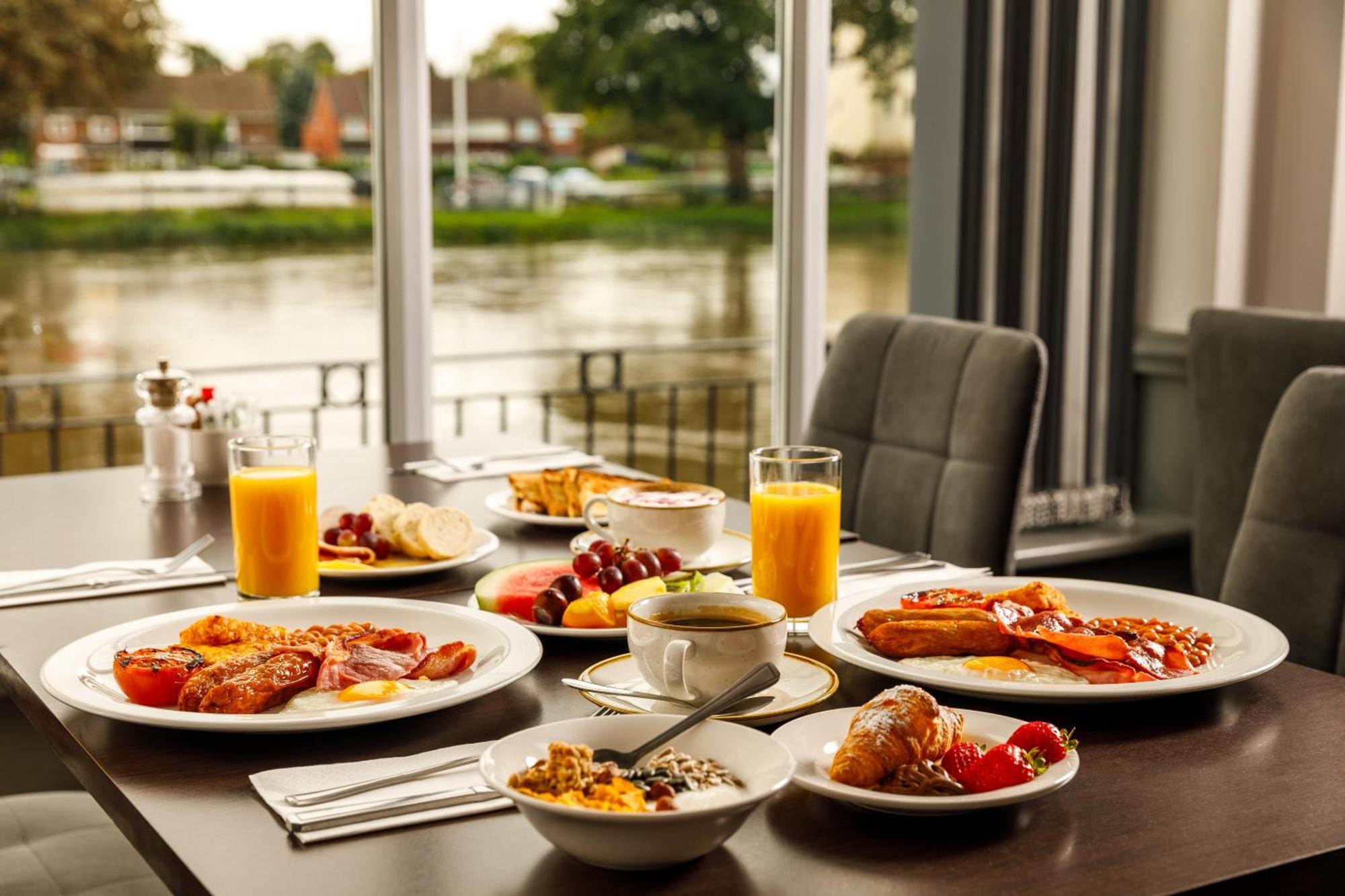 Sunday London Staines-Upon-Thames Heathrow T5 Ξενοδοχείο Εξωτερικό φωτογραφία